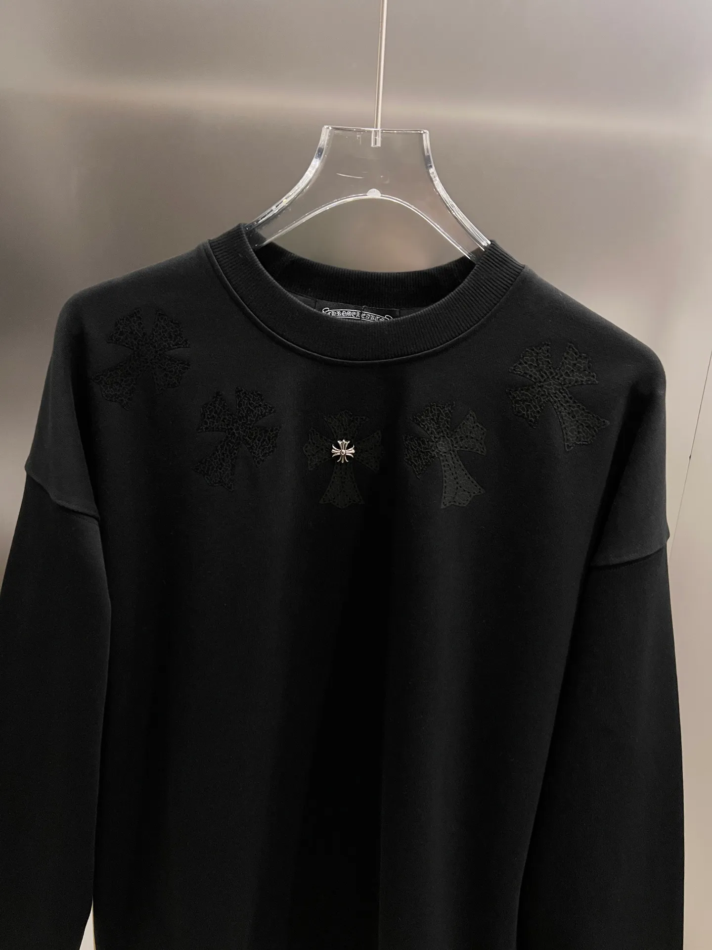 🅿️280 CH Crowe 2025 Autumn and Winter New Style Round Neck Long Sleeve Sweater Cross Patch Leather + Customized Hardware Metal Horseshoe Sanskrit Characters + Middle Eastern Australian Diamond Design Craftsmanship The real thing is great🔥Same style for men and women, loose version Size S M L XL XXL Five sizes Black White